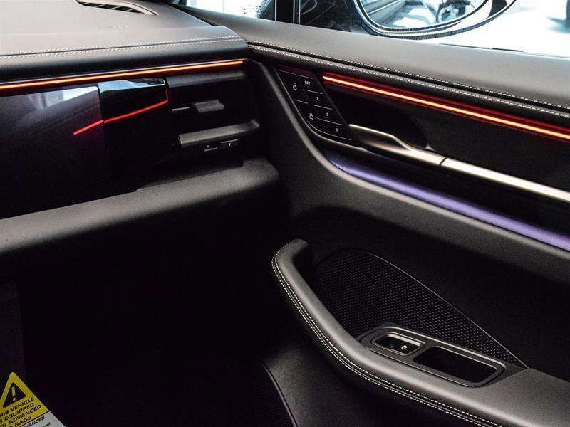 2024 Porsche Macan Electric Turbo thumb 25