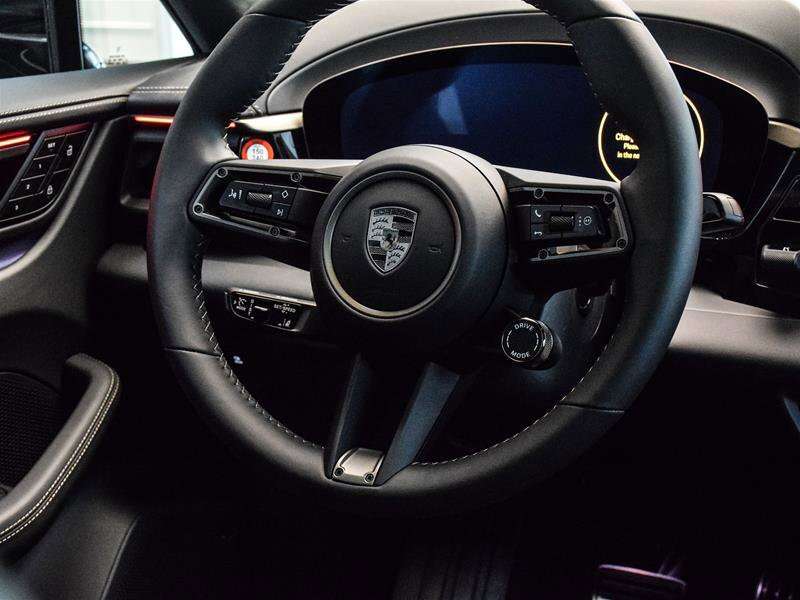 2024 Porsche Macan Electric Turbo thumb 20