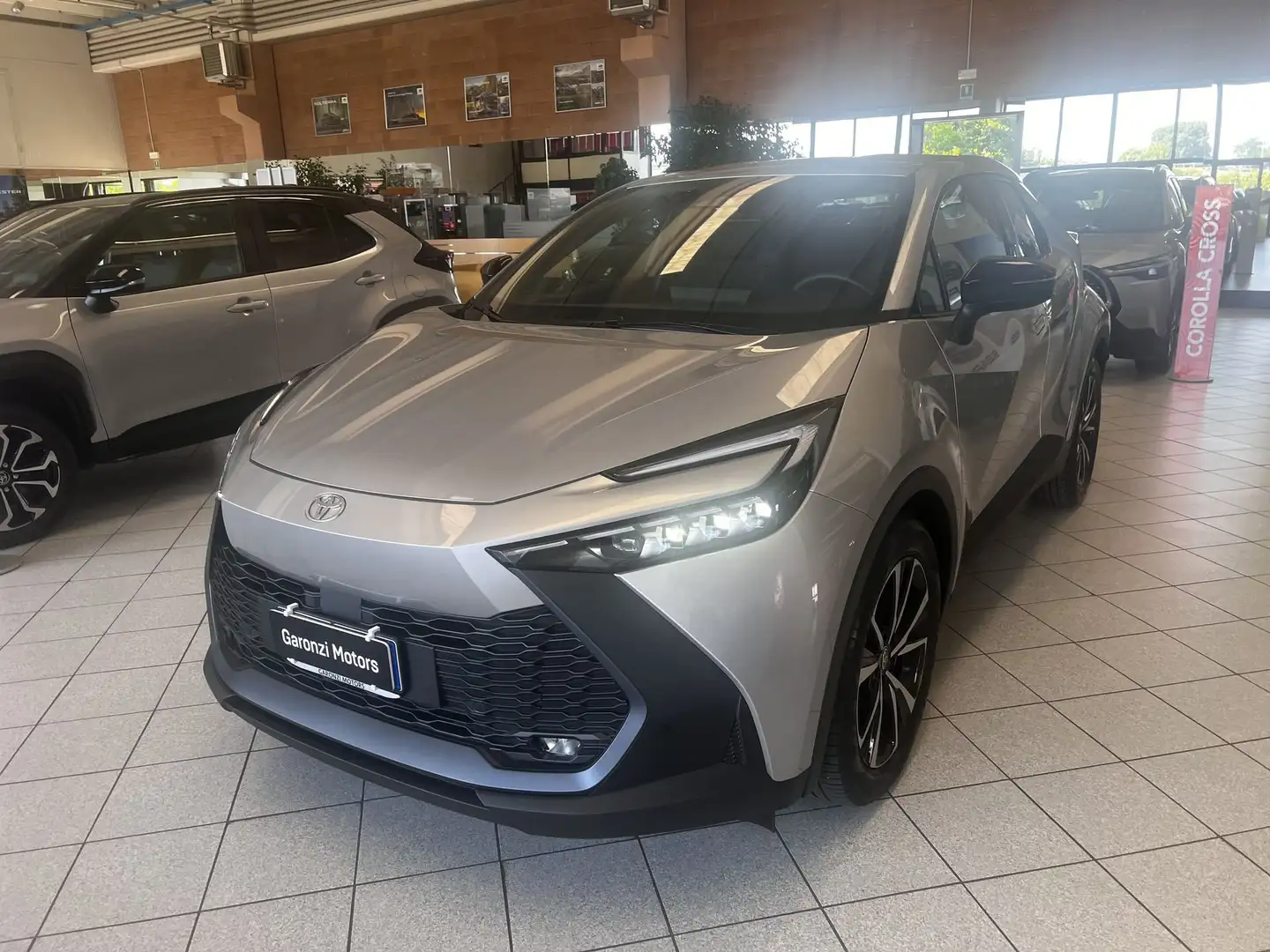 Toyota C-HR 1.8 HV Trend Zilver - 1
