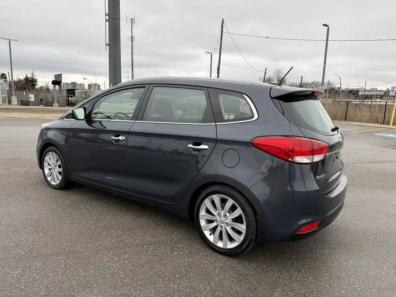 Kia Rondo снимка Kia Rondo