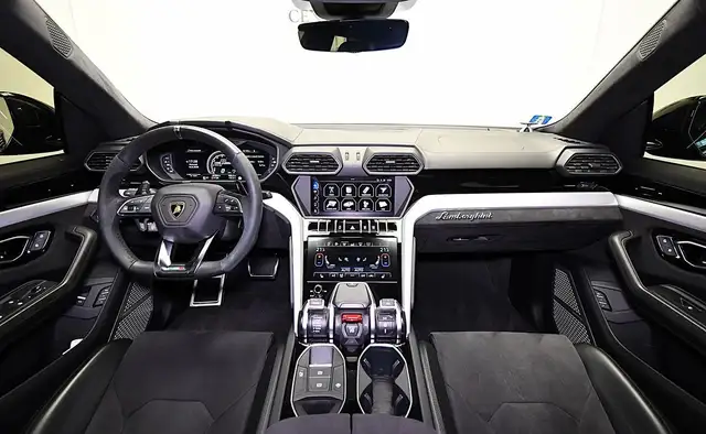 Lamborghini Urus view 10