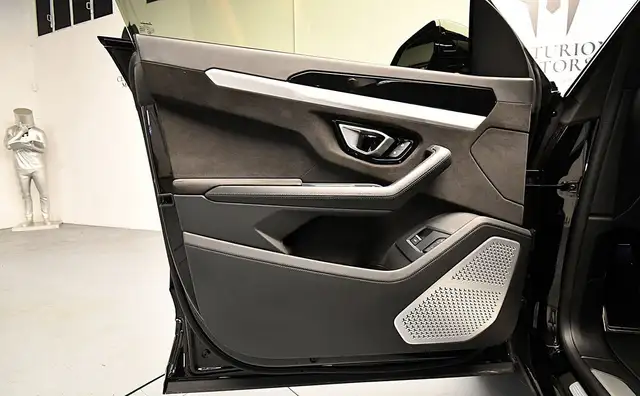 Lamborghini Urus view 14