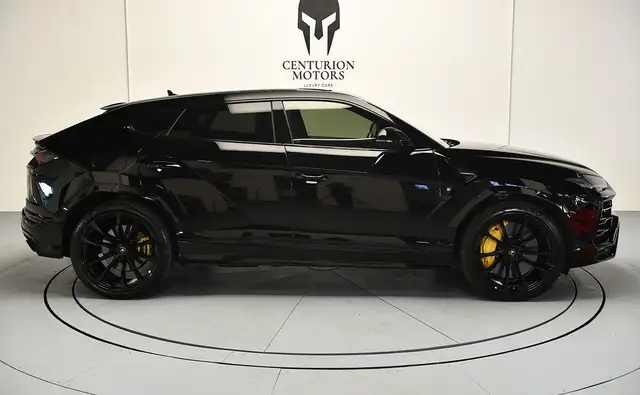 Lamborghini Urus view 3