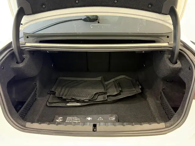 BMW M4 Competition**Carbon Paket**Schalensitze**Harman-K Ansicht 47