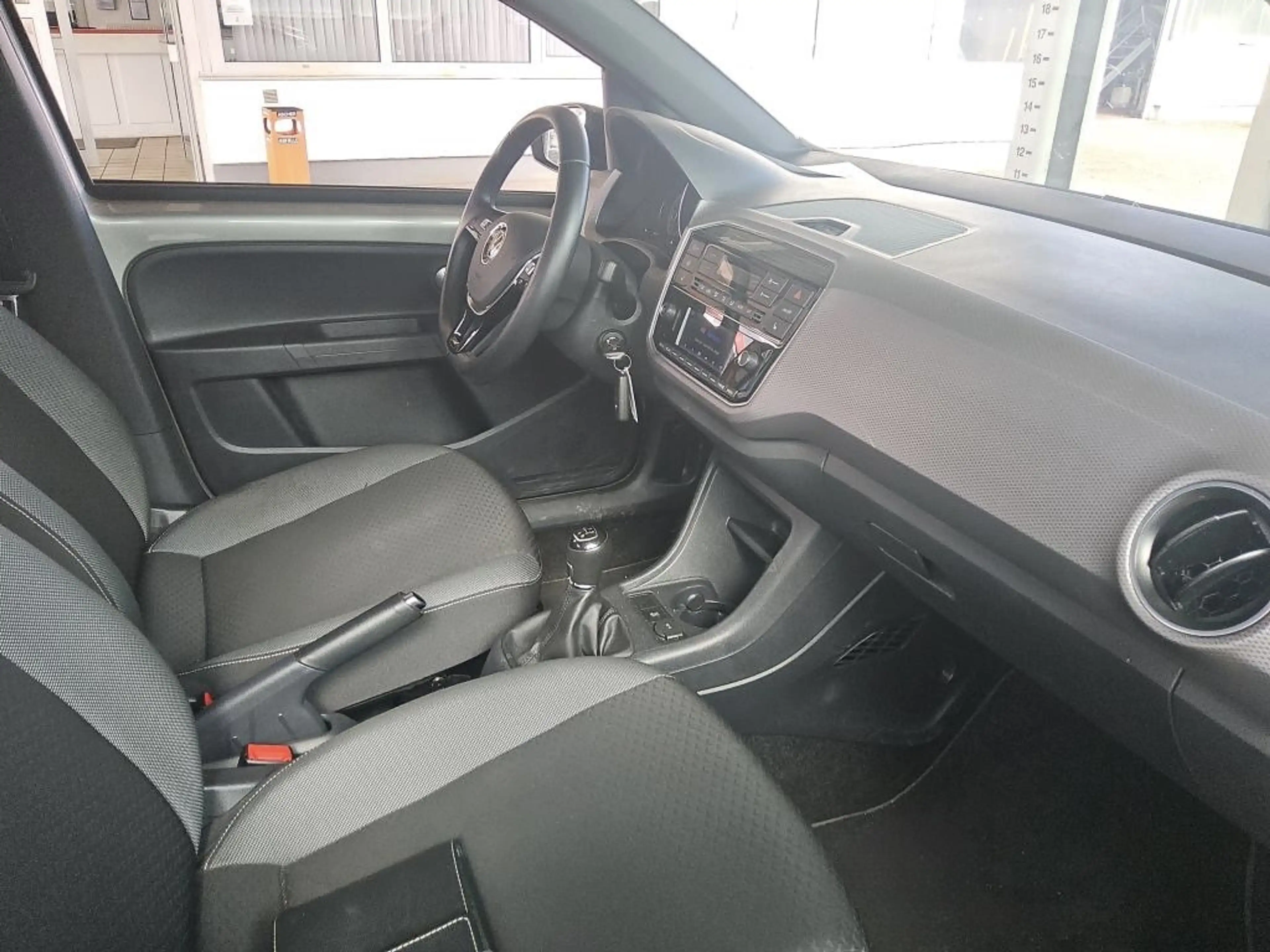Volkswagen up! Active *map+more Dock*KAMERA*Sitzhzg.*ALU* — photo 9