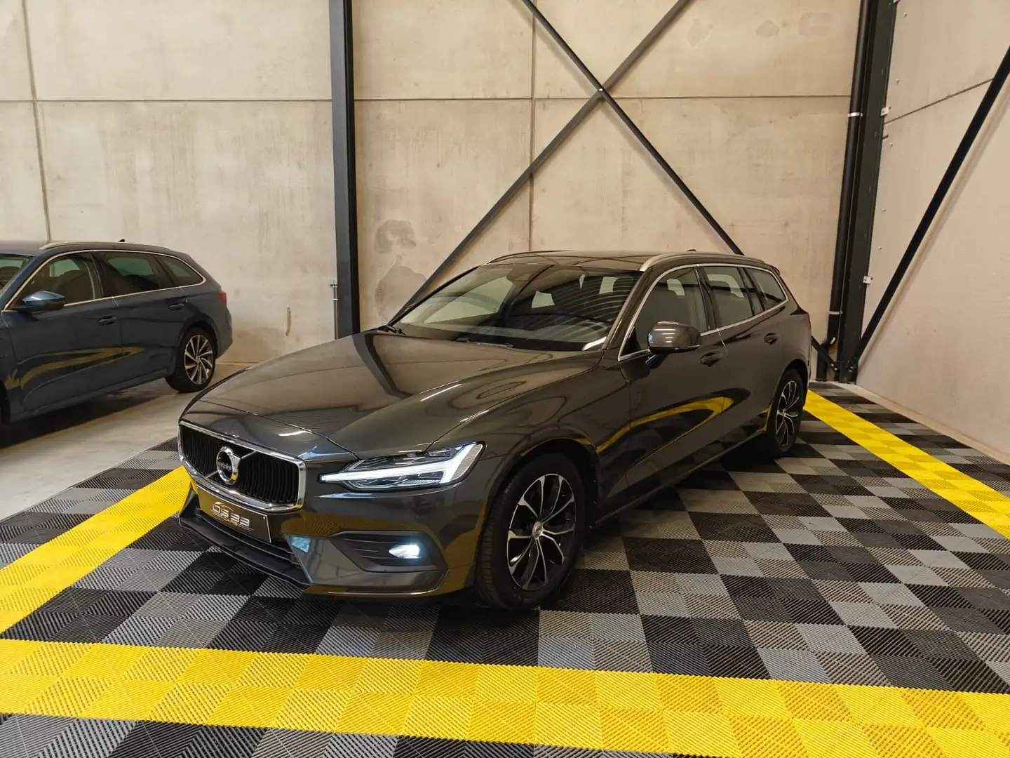 Volvo V60 V60 D3 LED/VerwLeder/Keyless/CAM/DodeHoek/ElKoffer - 1