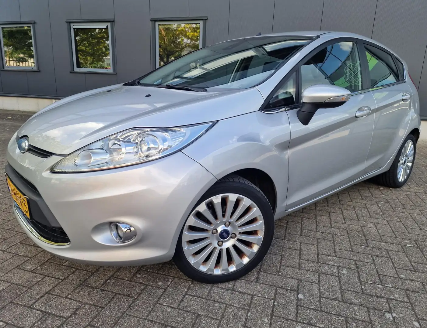 Ford Fiesta 1.6 Titanium, trekhaak, airco, bijtel vriendelijk! Grijs - 2