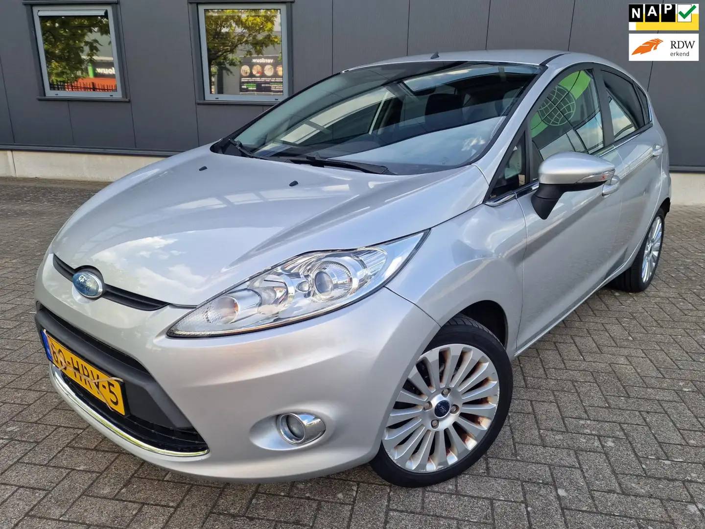 Ford Fiesta 1.6 Titanium, trekhaak, airco, bijtel vriendelijk! Grijs - 1