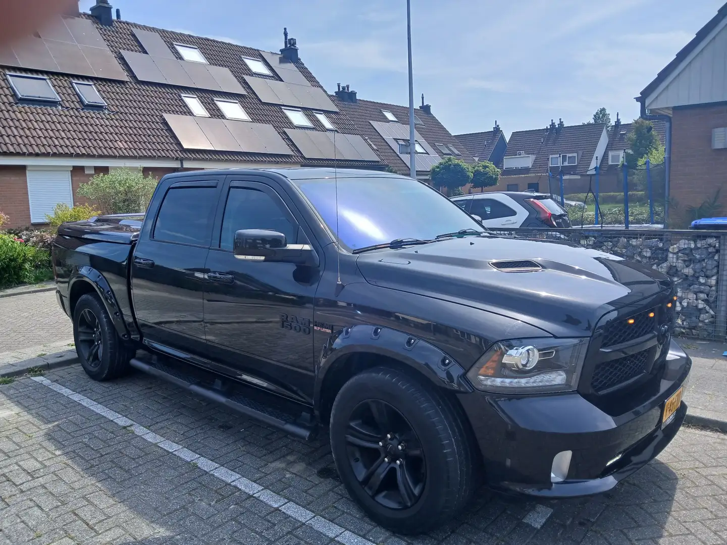 RAM 1500 5.7 V8 4x4 QC 6'4 Negro - 2