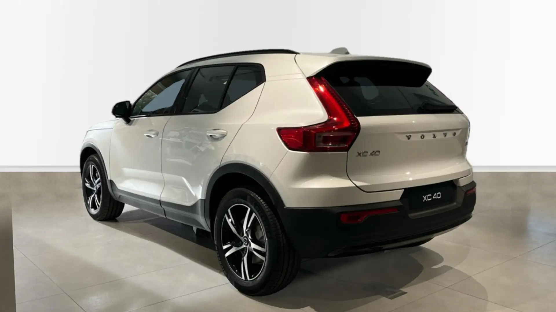 Volvo XC40 B3 Plus Bright Aut. - 2