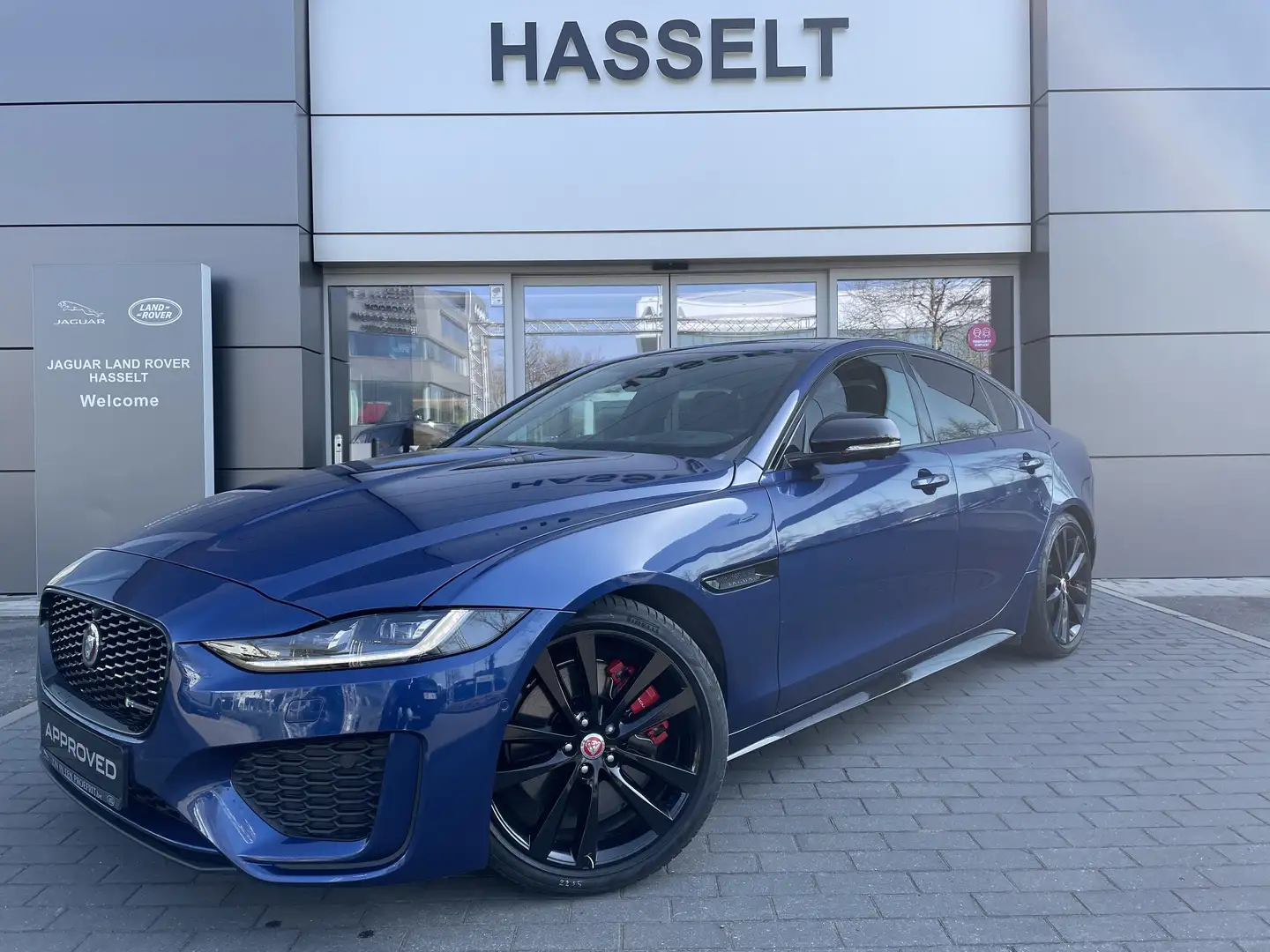Jaguar XE R-Dynamic SE Bleu - 1