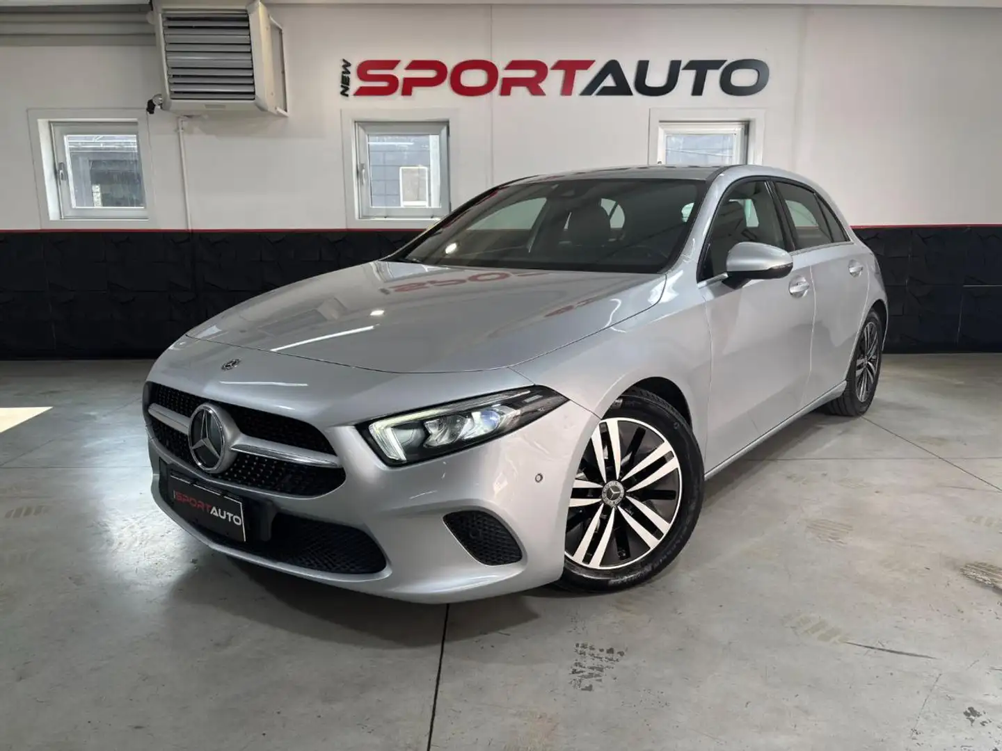 Mercedes-Benz A 180 d Automatic Business Sport Zilver - 1