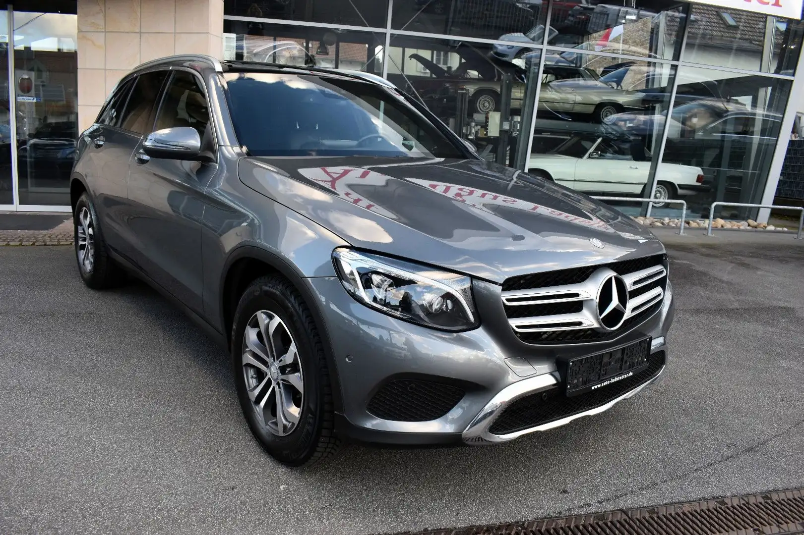 Mercedes-Benz GLC 250 d 4Matic*EXCLUSIVE*Panorama*Navi*LED* Grau - 2