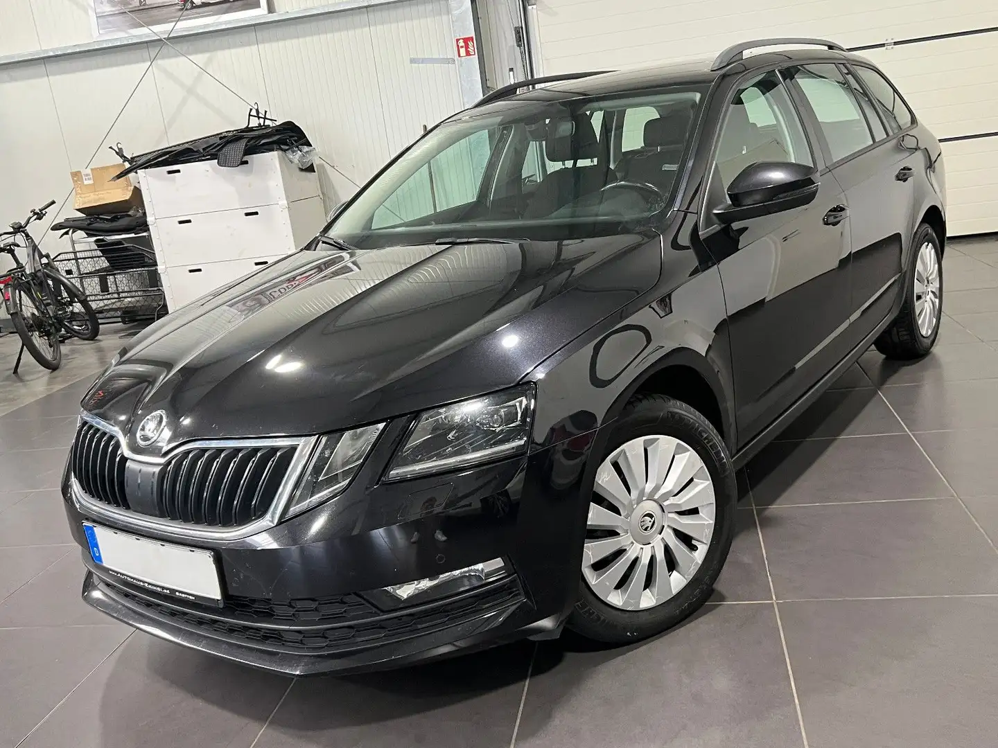 Skoda Octavia 2.0 TDi Combi Automatik *Navi*Temp*LED* Noir - 1