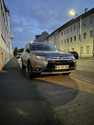 Imagine Mitsubishi Outlander 2.2 DI-D 4WD Aut. Plus