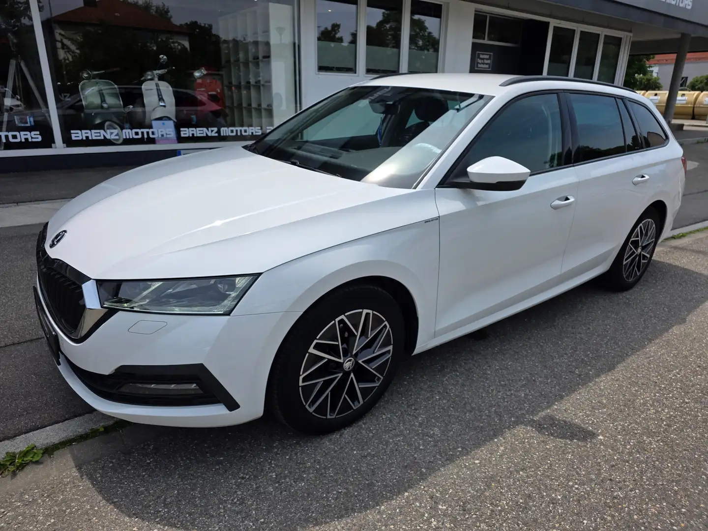 Skoda Octavia Ambition 2.0TDI Aut. Combi / Top + 1J.Garantie Weiß - 2