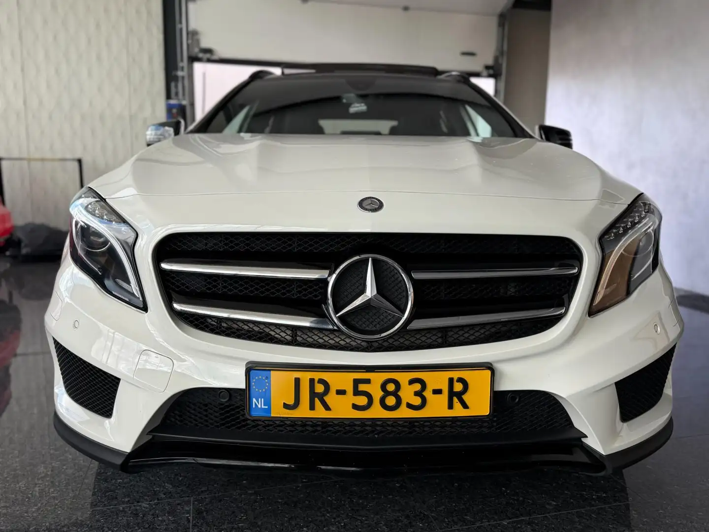 Mercedes-Benz GLA 180 Ambition AMG wit pano Nap Wit - 2
