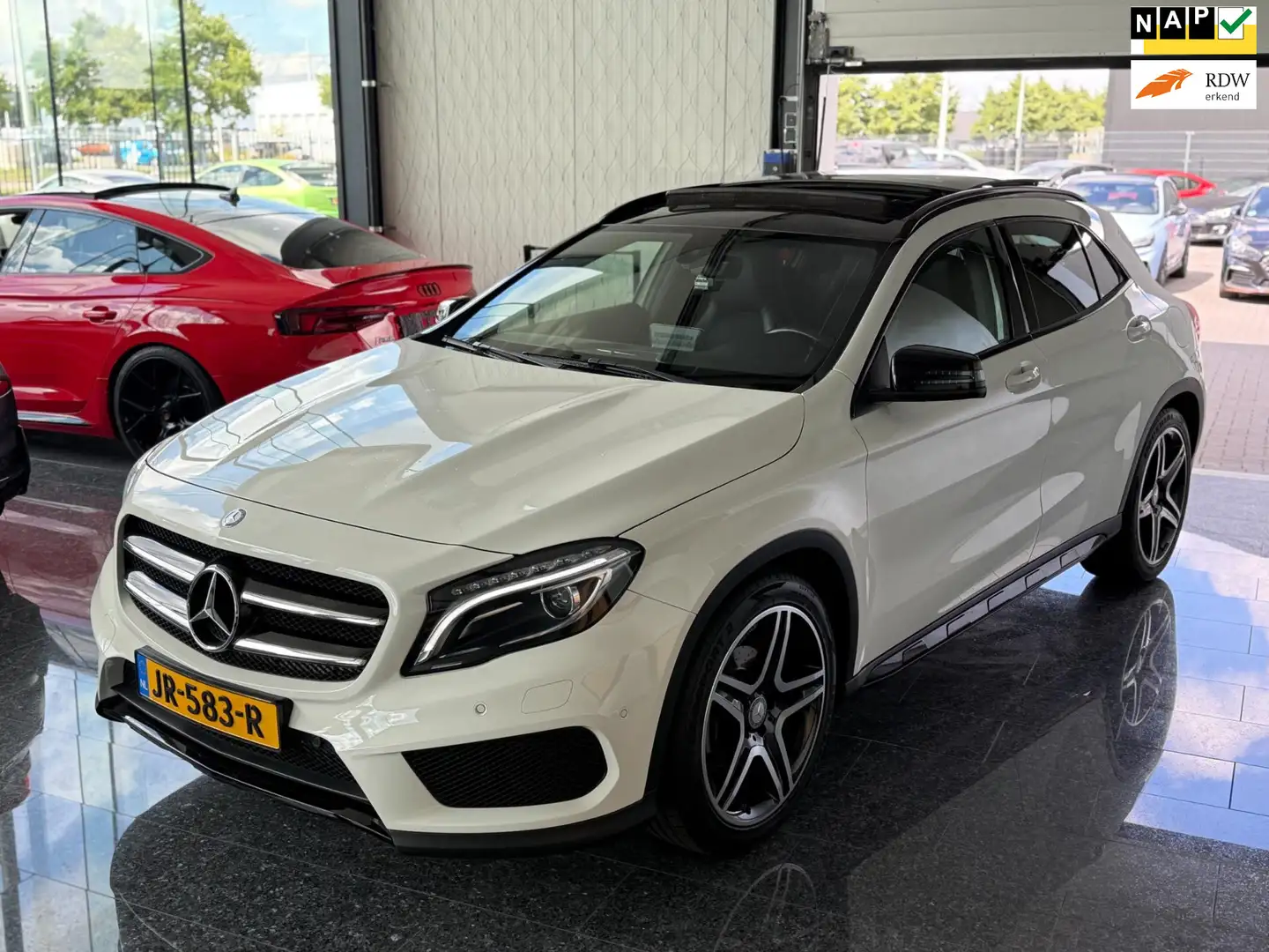 Mercedes-Benz GLA 180 Ambition AMG wit pano Nap Wit - 1