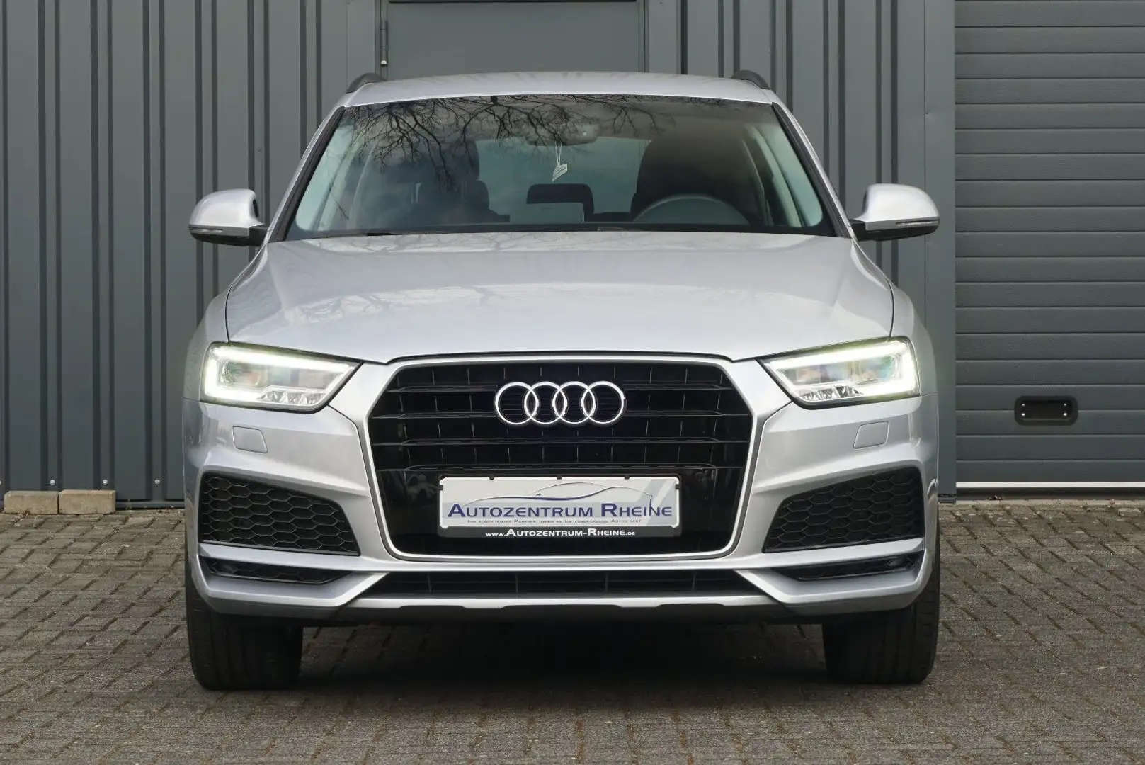 Audi Q3 1.4 TFSI S-Line 1.Hand RFK LED AHK NAVI SHZ Silber - 2