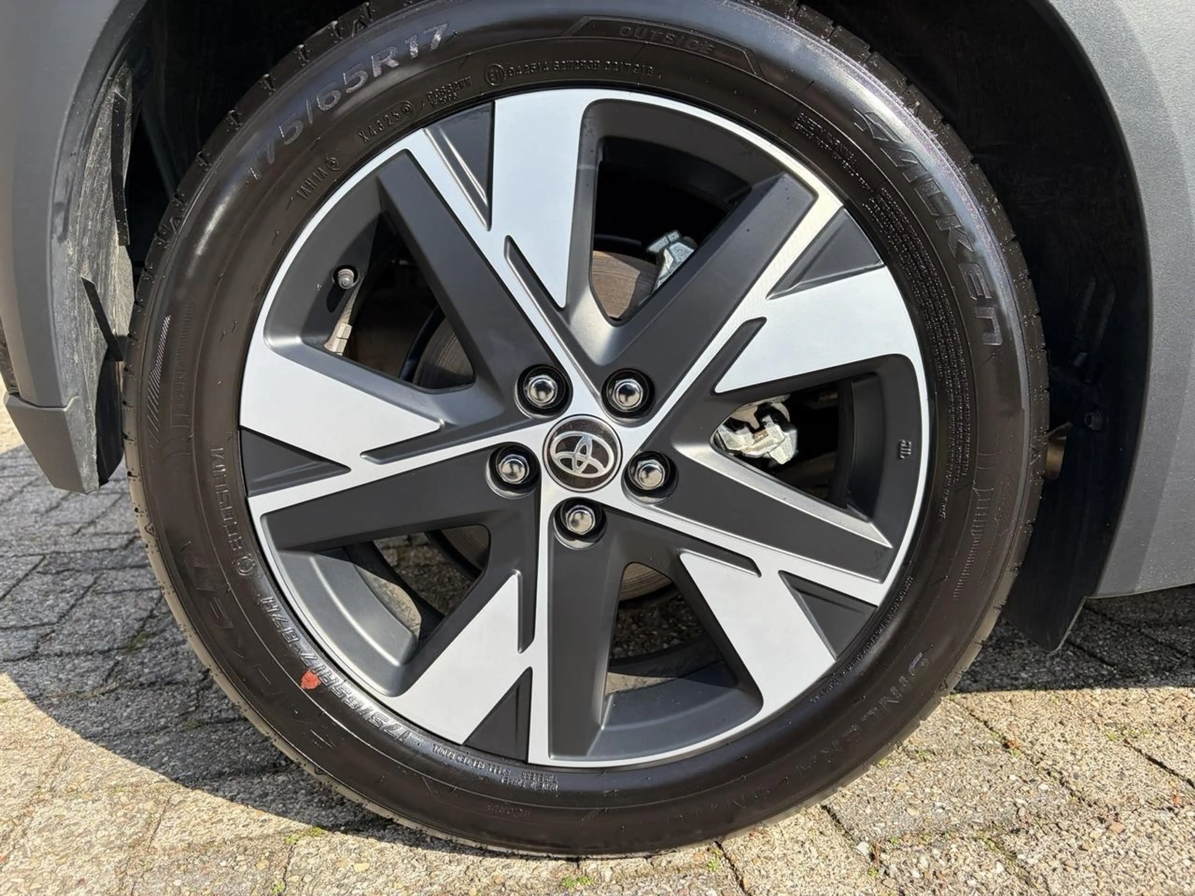 Toyota Aygo X 1.5 Hybrid 115 Pulse + Smart Pack A/T — photo 2