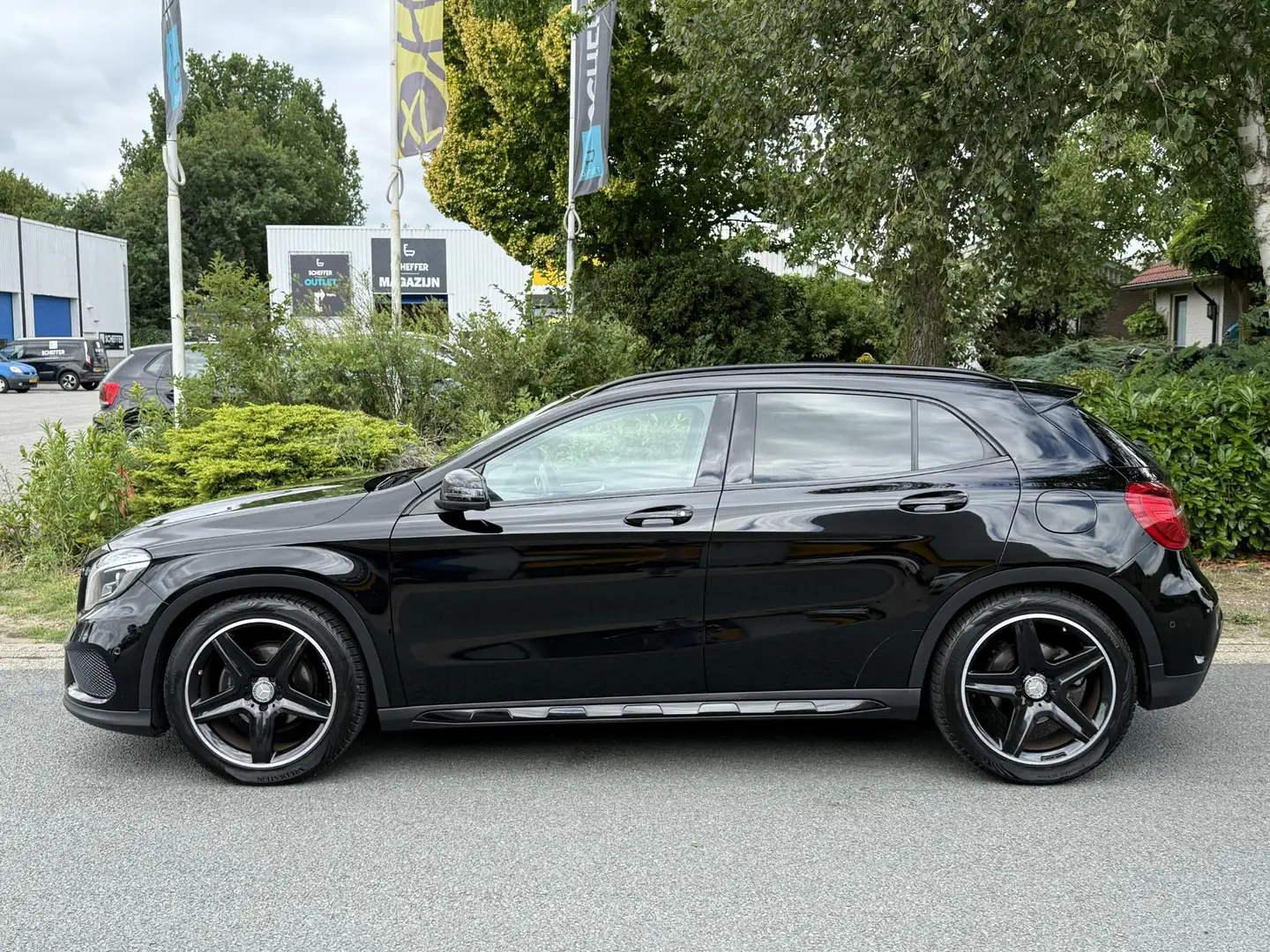 Mercedes-Benz GLA 180 AMG Night 122PK Automaat•NL NAP Zwart - 2