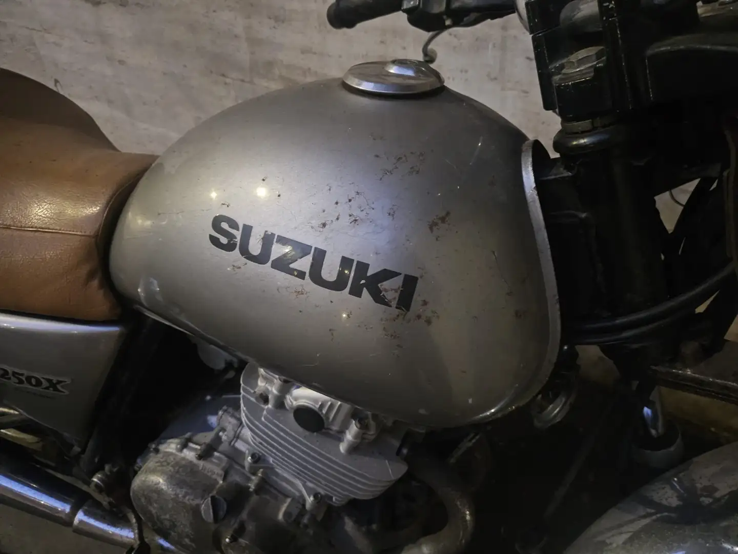 Suzuki TU 250 Grijs - 2