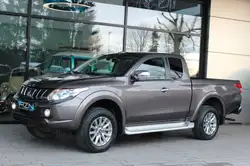 Mitsubishi L200 Plus Club Cab 4WD