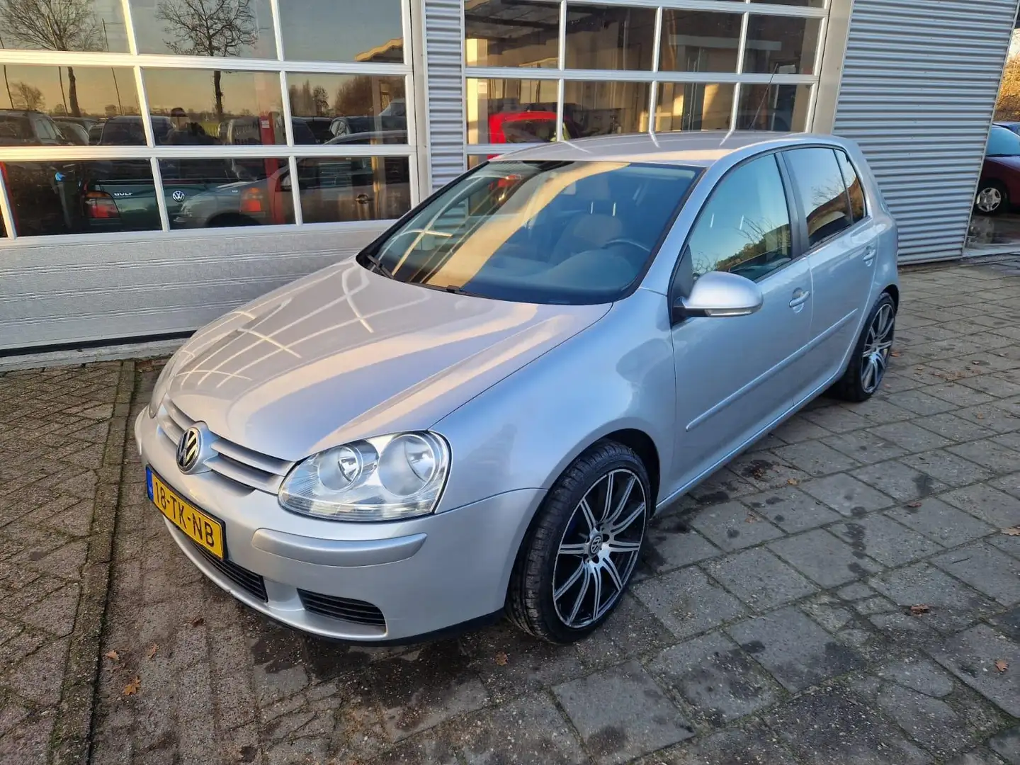 Volkswagen Golf 1.6 FSI Optive Grau - 2