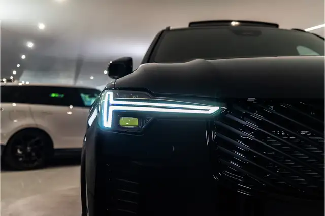Volvo XC90 view 9