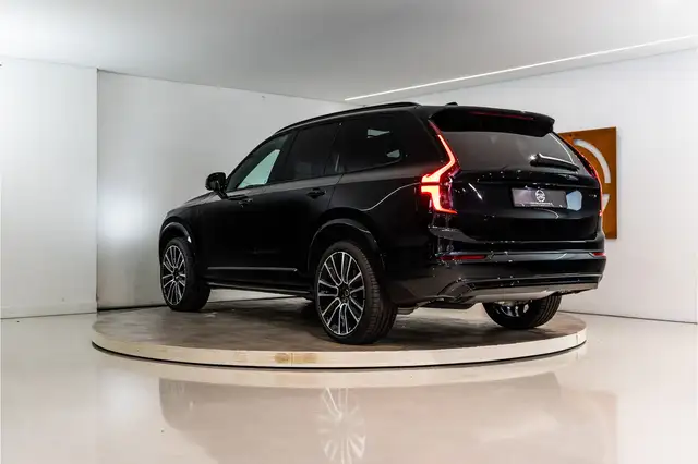 Volvo XC90 view 3
