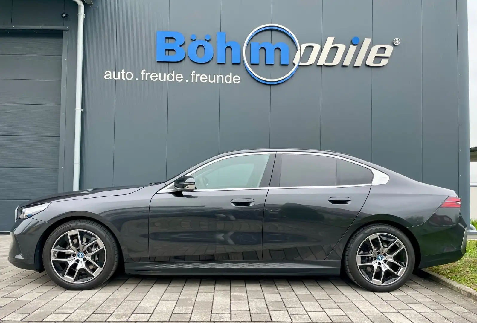 BMW i5 eDrive40/AC Professional/HUD/Travel/IonicGlow Šedá - 1