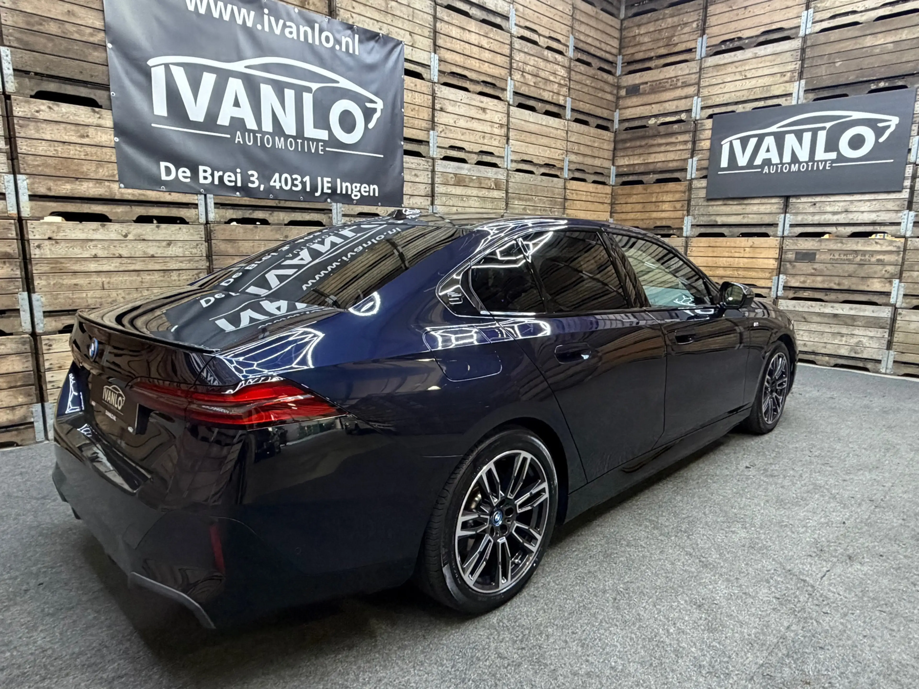 BMW i5 EDrive40 84 kWh Pro B&W M-Sport Pano iconic grill — photo 22