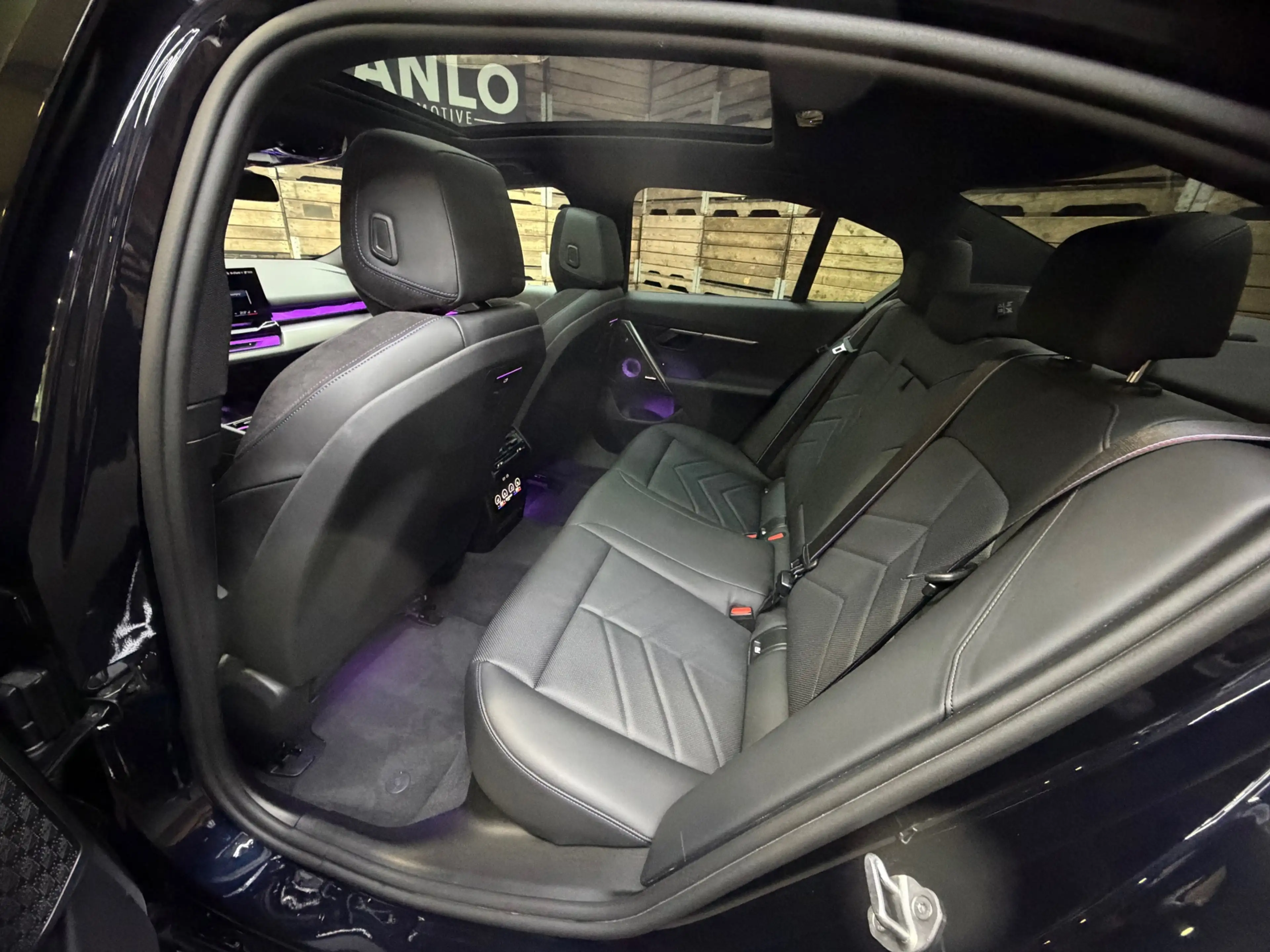 BMW i5 EDrive40 84 kWh Pro B&W M-Sport Pano iconic grill — photo 7