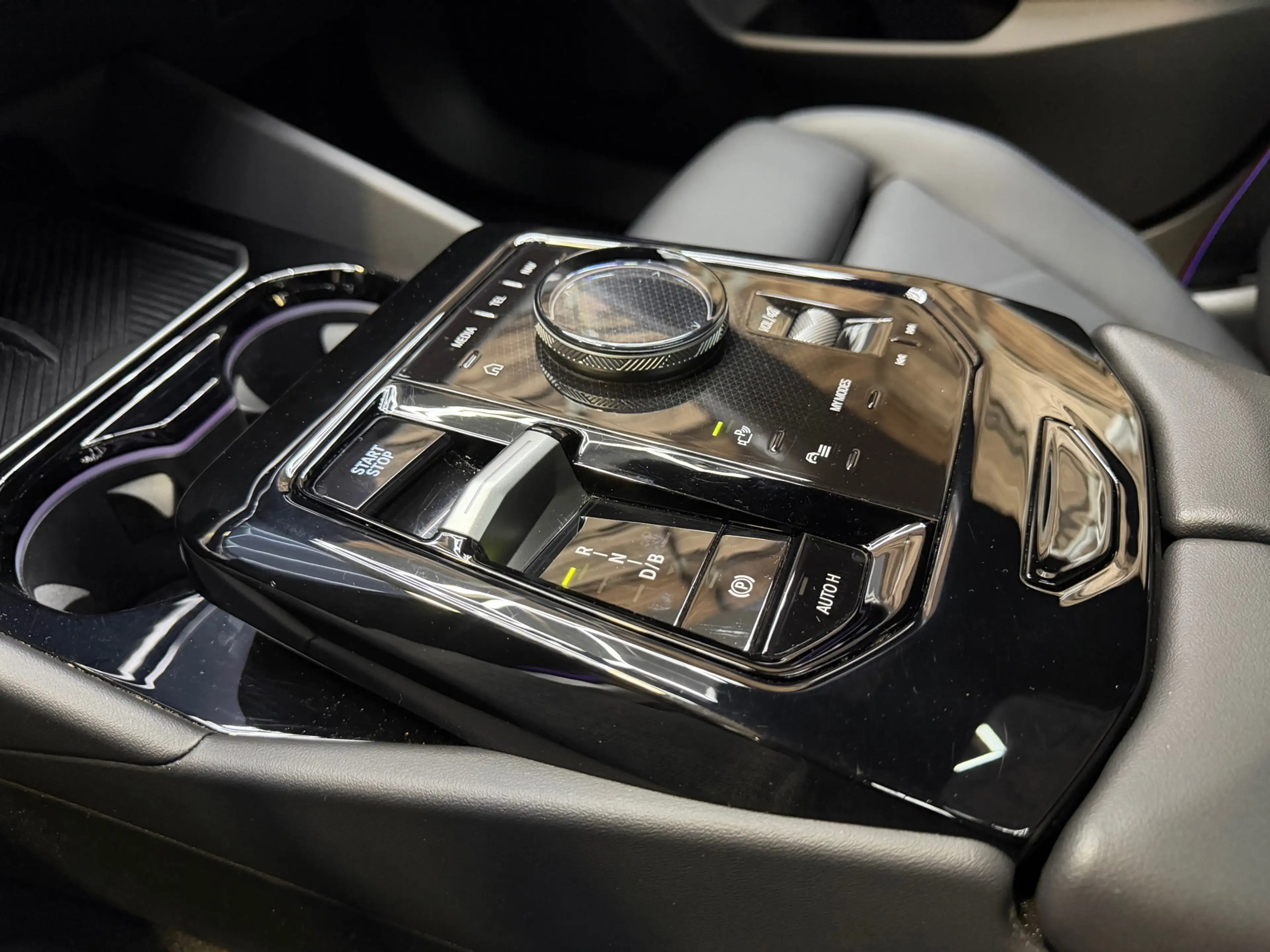 BMW i5 EDrive40 84 kWh Pro B&W M-Sport Pano iconic grill — photo 19
