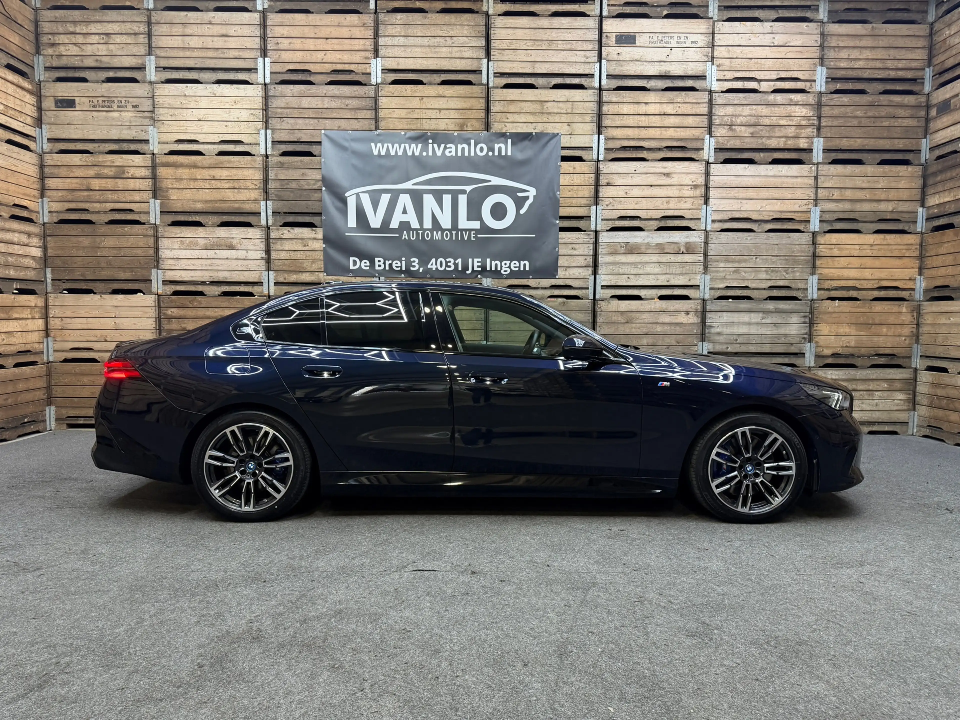 BMW i5 EDrive40 84 kWh Pro B&W M-Sport Pano iconic grill — photo 20