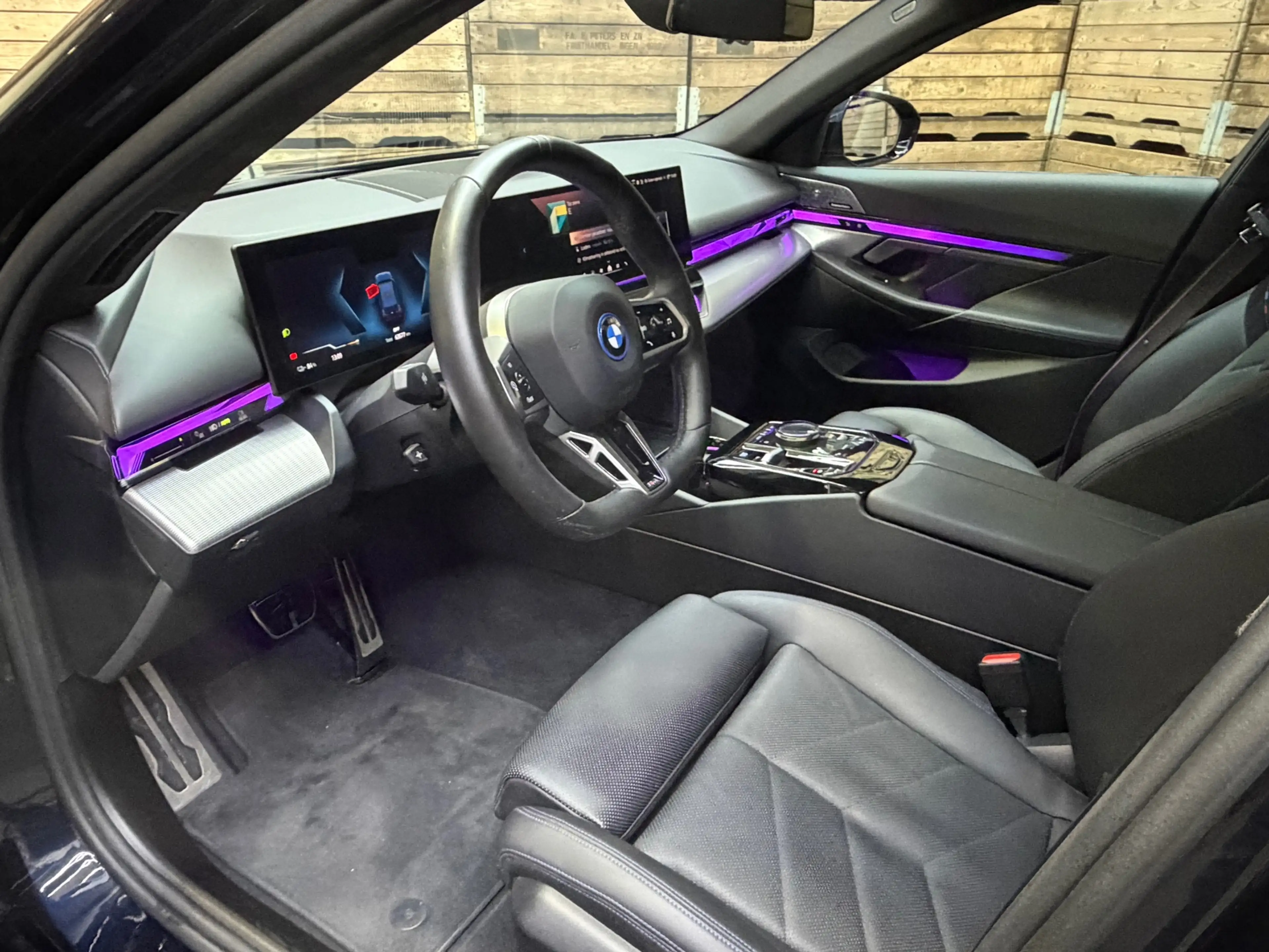 BMW i5 EDrive40 84 kWh Pro B&W M-Sport Pano iconic grill — photo 3