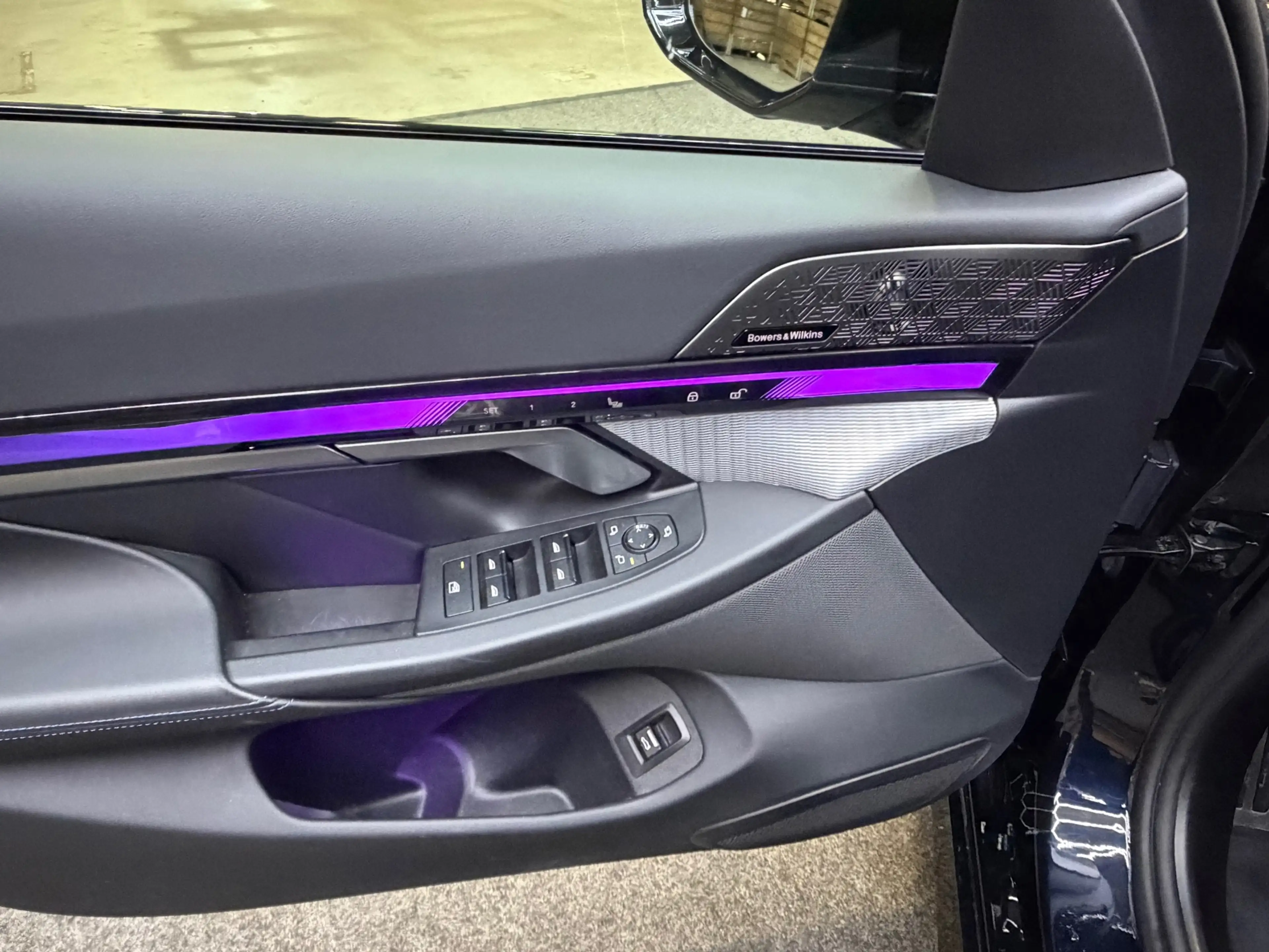 BMW i5 EDrive40 84 kWh Pro B&W M-Sport Pano iconic grill — photo 4