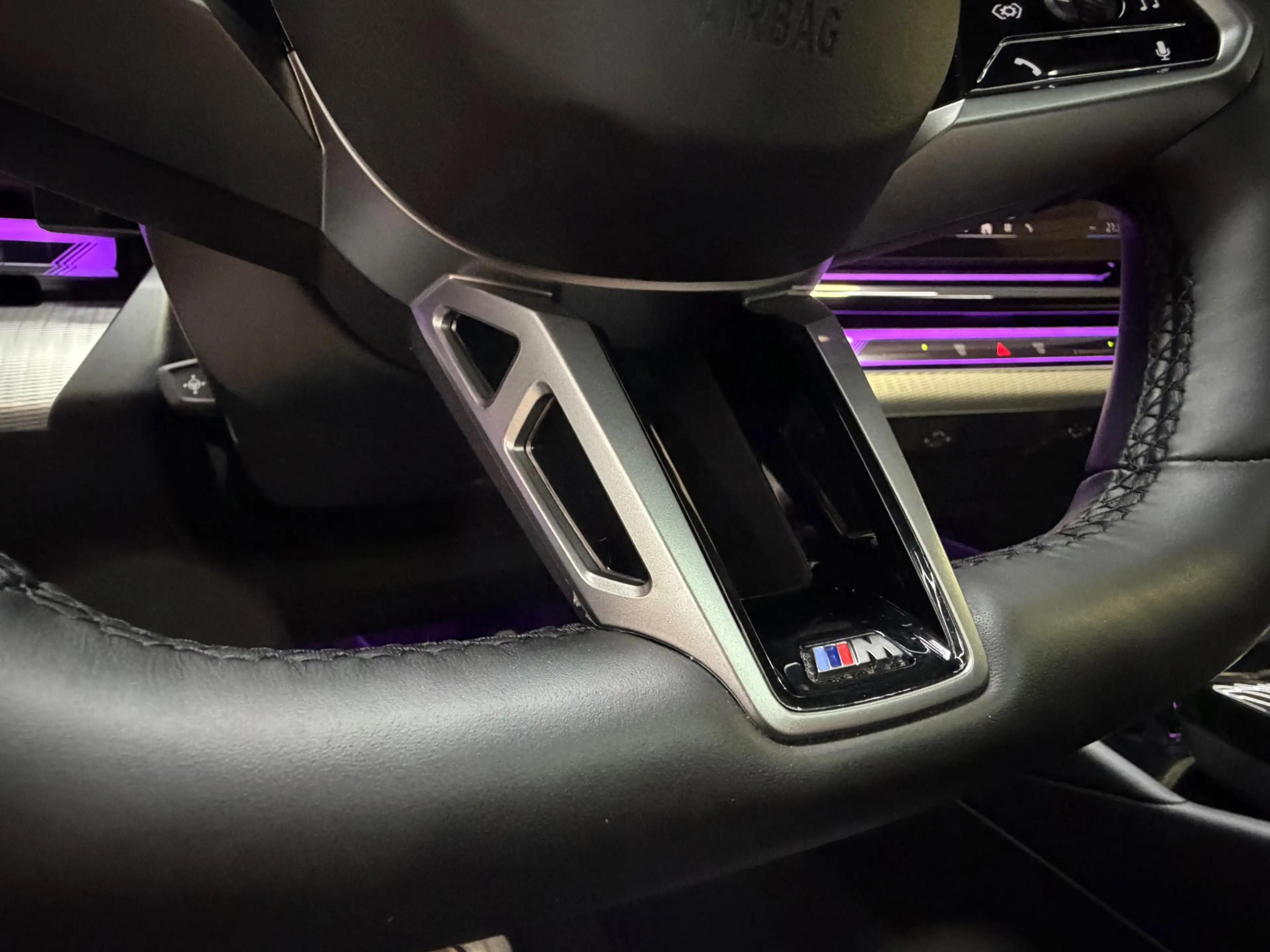 BMW i5 EDrive40 84 kWh Pro B&W M-Sport Pano iconic grill — photo 11