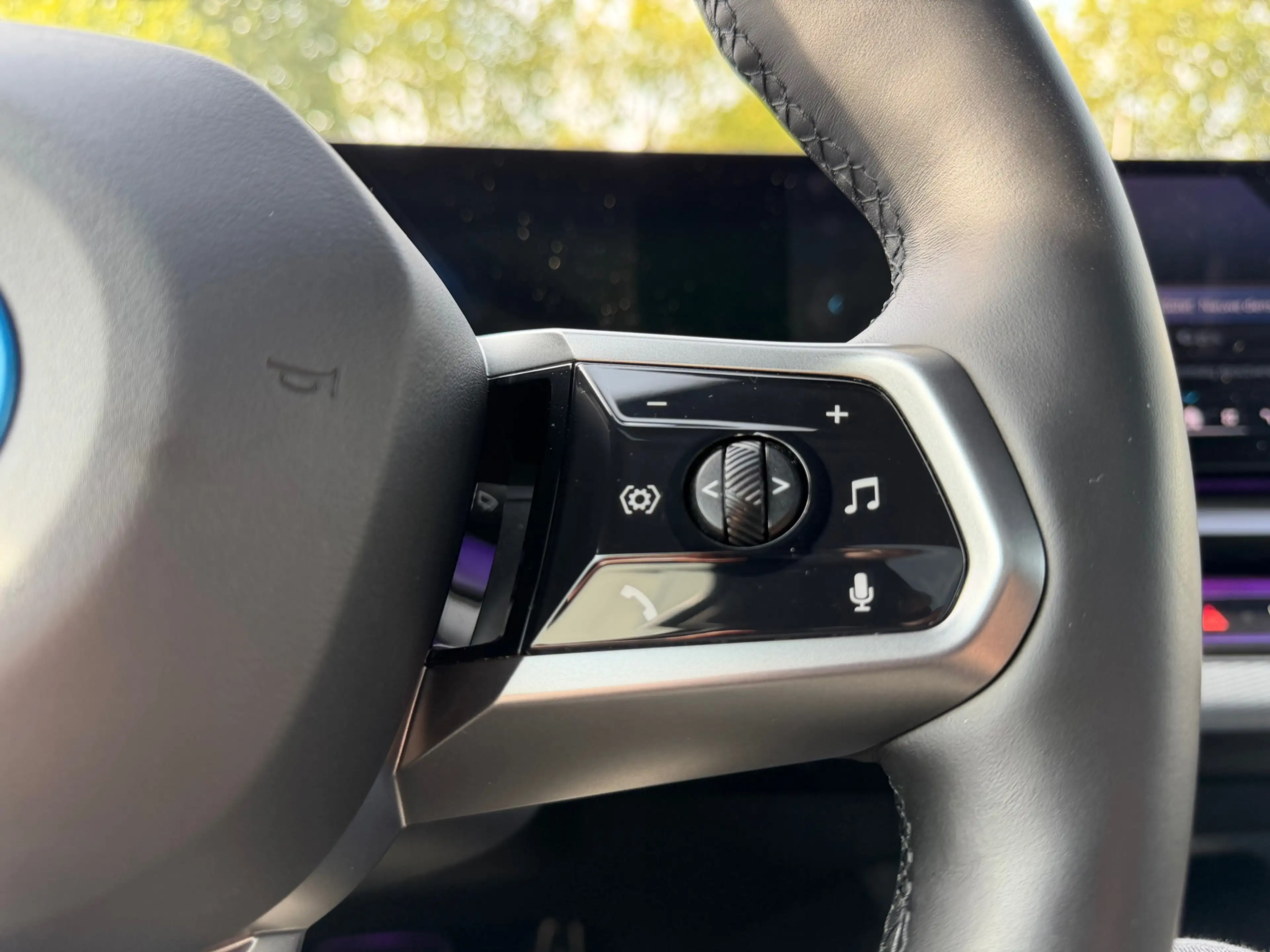 BMW i5 EDrive40 84 kWh Pro B&W M-Sport Pano iconic grill — photo 13
