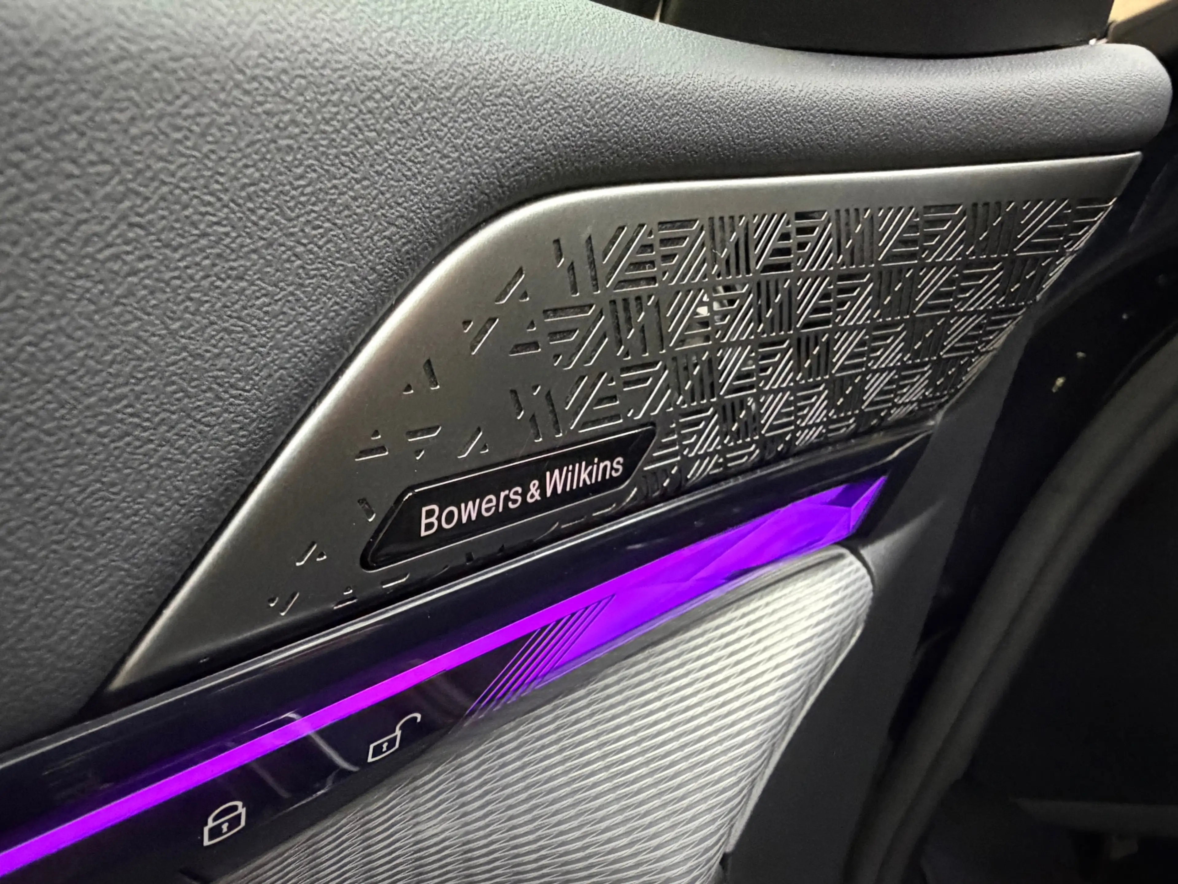 BMW i5 EDrive40 84 kWh Pro B&W M-Sport Pano iconic grill — photo 5