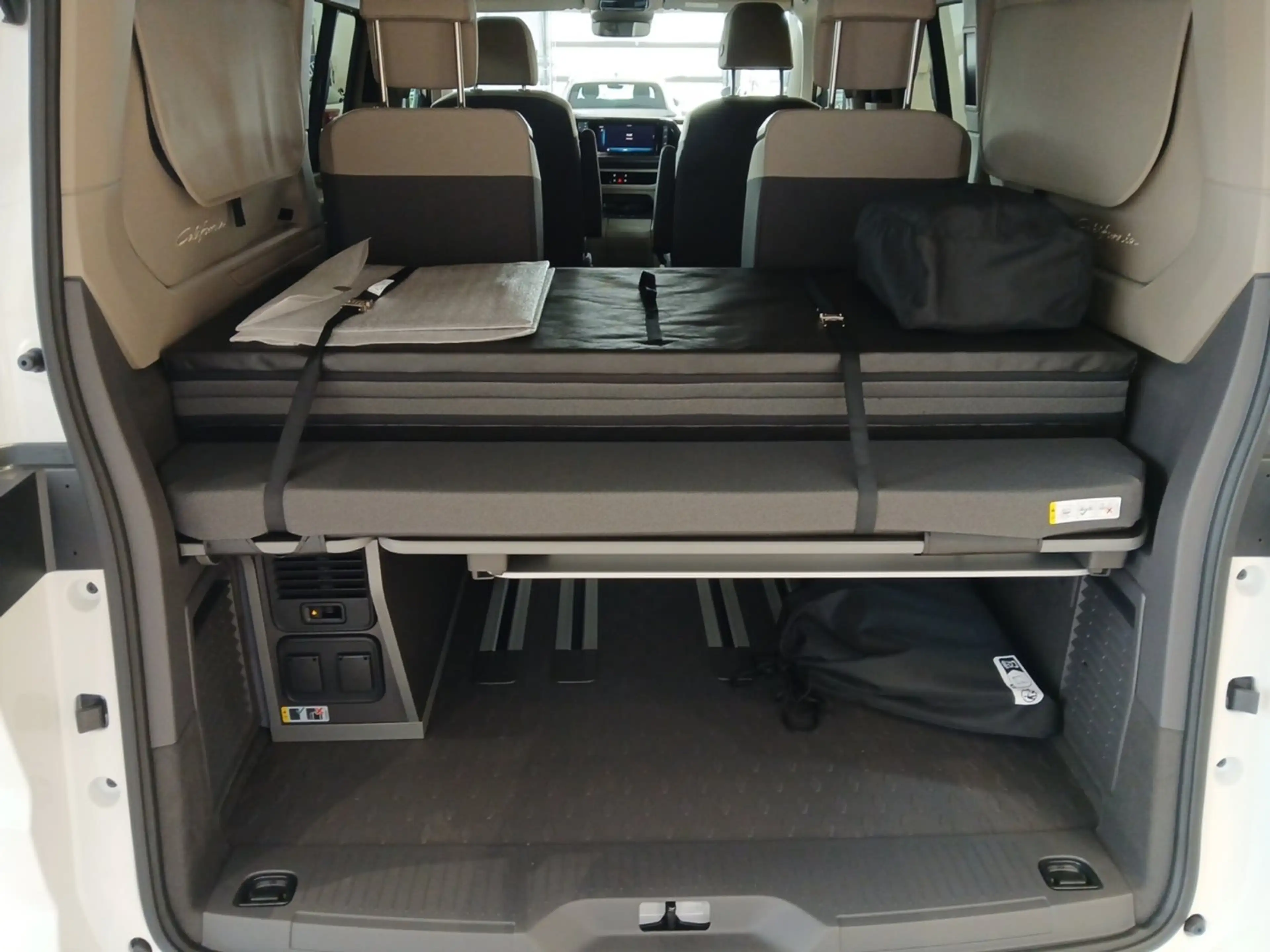 Volkswagen T7 California VW T7 California Beach eHybrid 180 kW 4M — photo 15