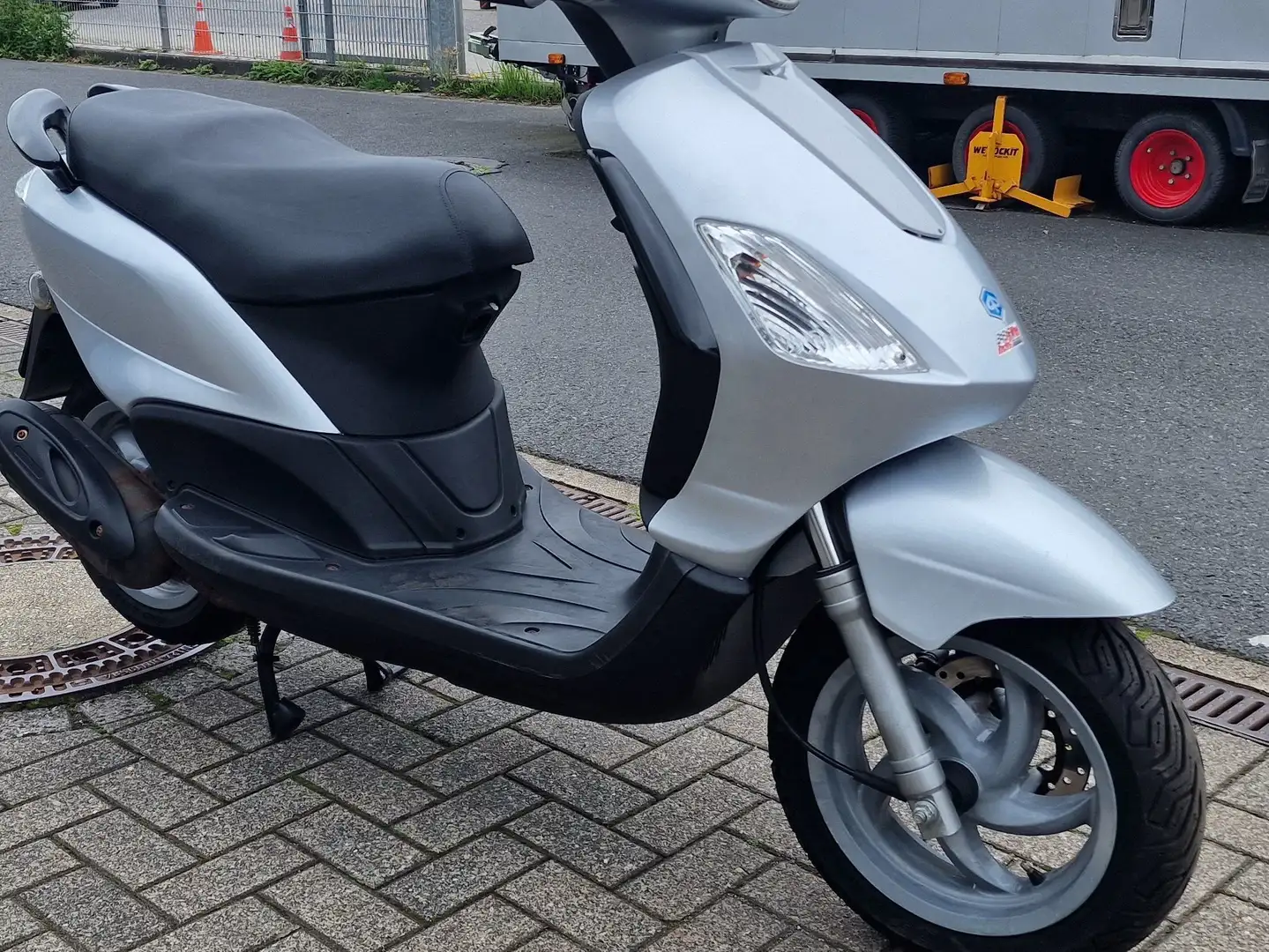 Piaggio Fly 50 Piaggio Fly 50 4 Takter Roller Silber - 1