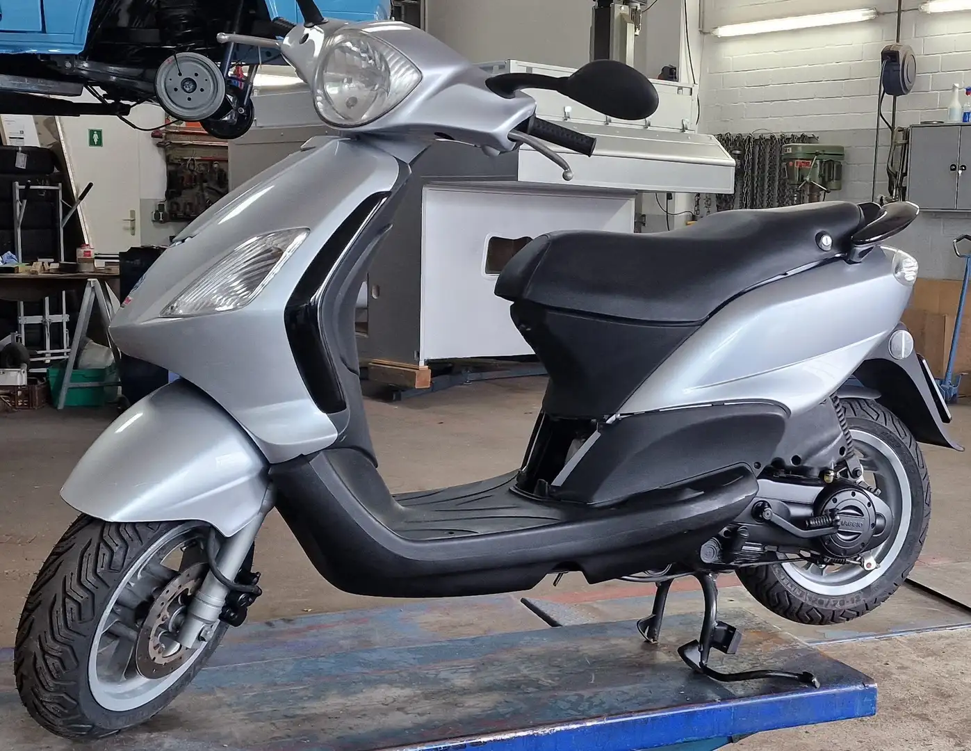 Piaggio Fly 50 Piaggio Fly 50 4 Takter Roller Silber - 2