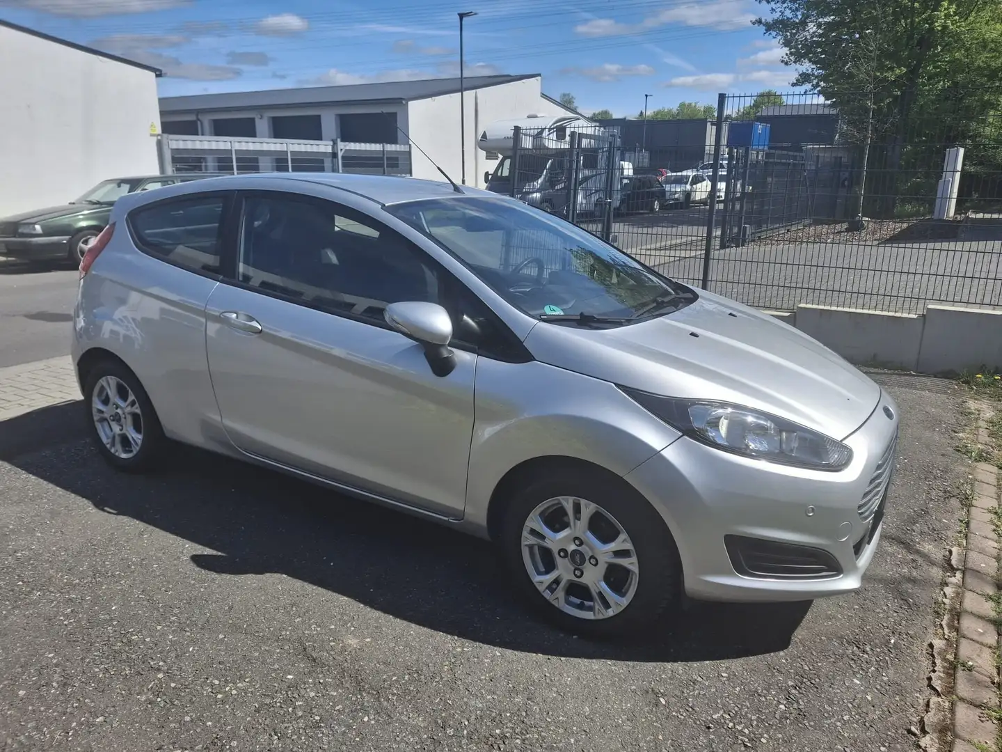 Ford Fiesta Fiesta 1.0 EcoBoost Powershift SYNC Edition Stříbrná - 1