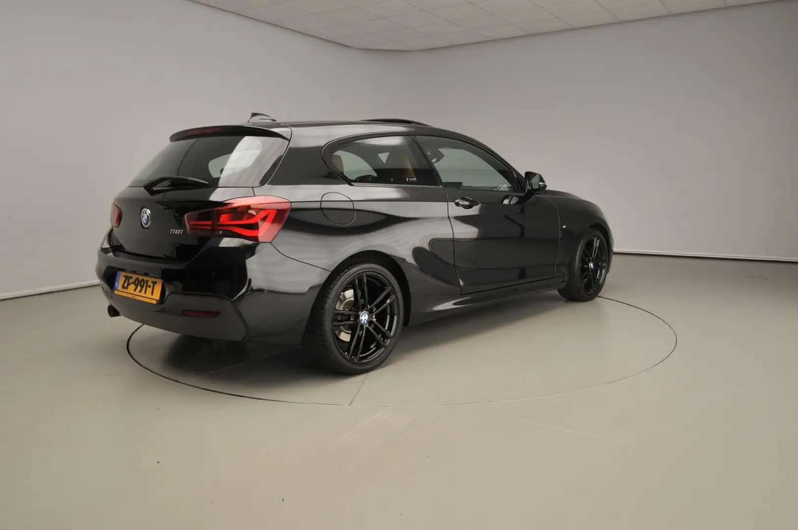 BMW 118 1 Serie 3-deurs 118i Edition M Sport Shadow High E Zwart - 2