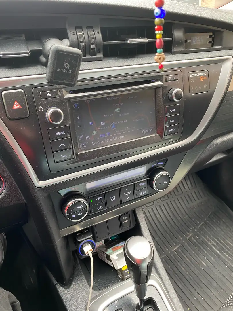 Toyota Auris 1.6i Lounge CVT Rood - 1