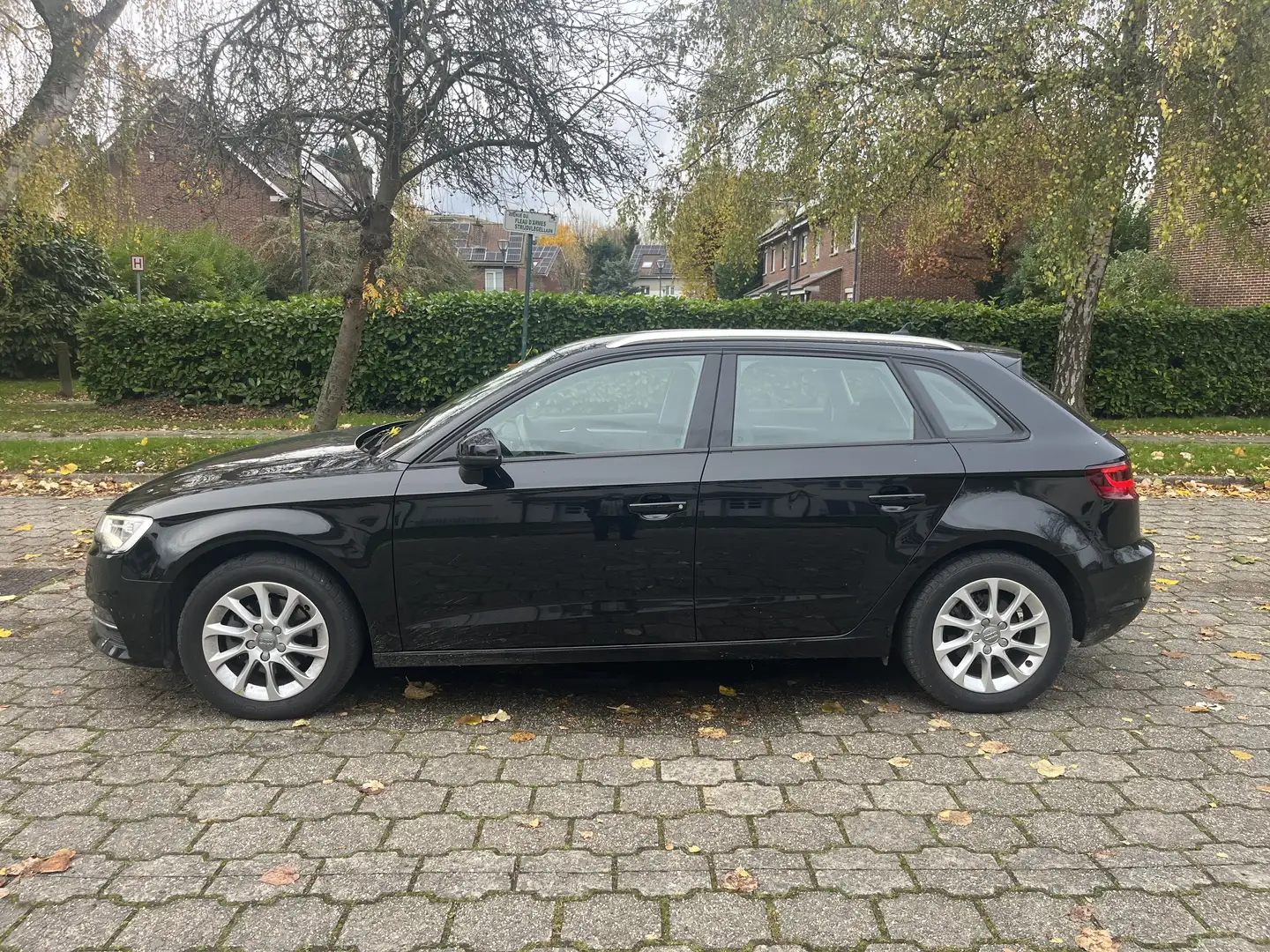 Audi A3 Sportback 1.6 TDi Attraction S tronic Noir - 1