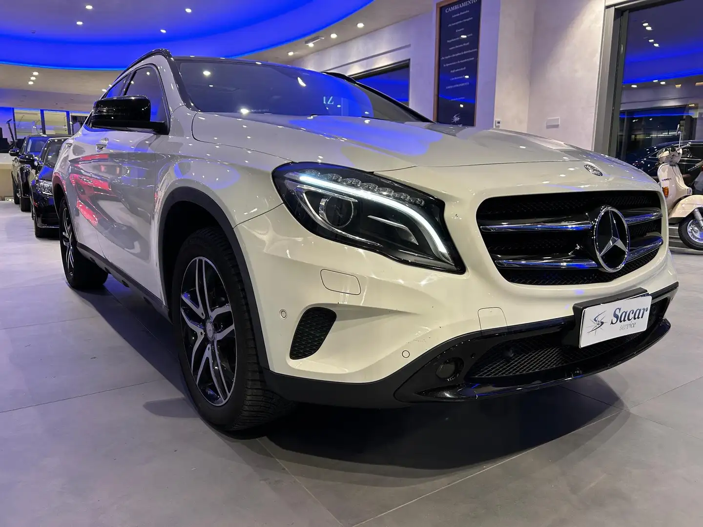 Mercedes-Benz GLA 220 GLA-X156 2014 d Enduro 4matic 177cv auto Bianco - 2