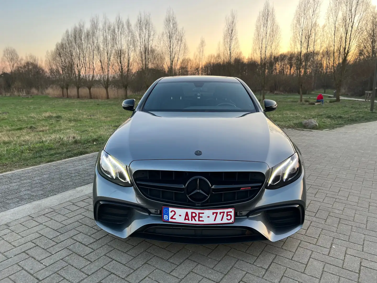 Mercedes-Benz E 200 Full Pack AMG E63s Black Night Edition 2020 Gris - 2