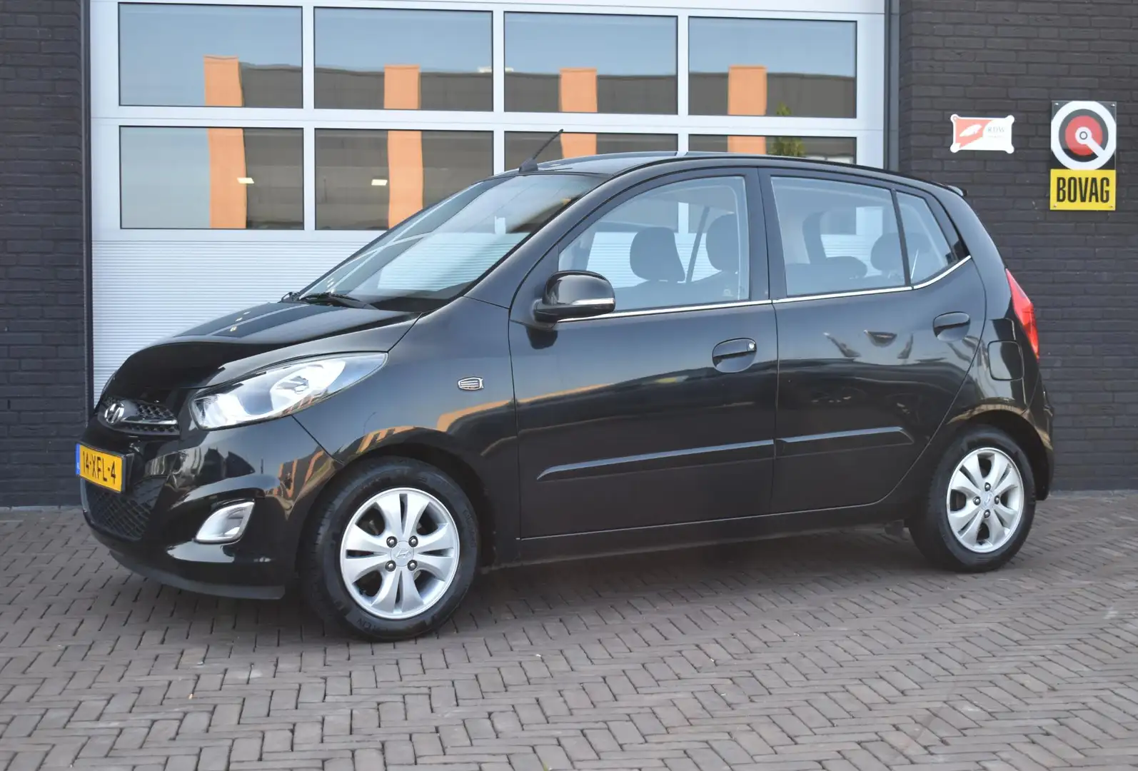 Hyundai i10 1.2 83PK i-Catcher | Airco | LM velgen | Incl. gar Zwart - 1
